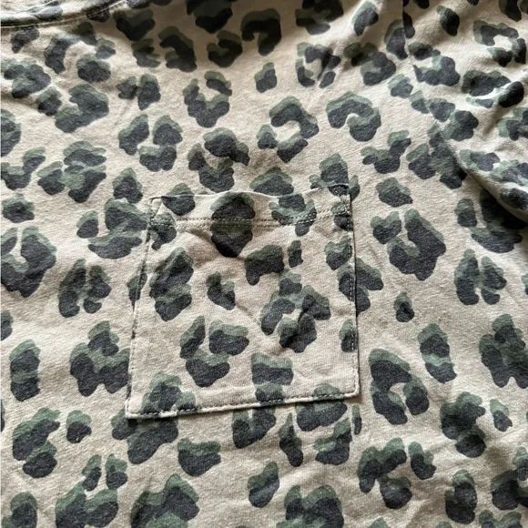 Lucky Brand Women’s Olive Leopard Pocket Tee size XL - Picture 5 of 7